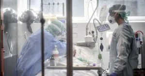 Заболеваемость COVID-19 в Украине держится на высоком уровне: статистика на 14 сентября