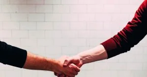 Улыбка, кивок или пальцы буквой