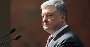 У здания ОП собрались люди, чтобы поддержать Порошенко