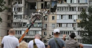 Взрыв на Позняках: первые пострадавшие получили ключи от новых квартир из рук Зеленского (видео)