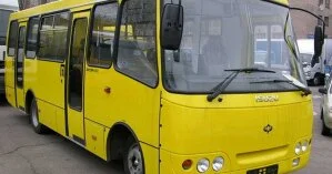 Второй раз за сутки в Днепре подрались пассажиры маршрутки: мужчину вытолкали из-за маски (видео)