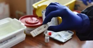 Владельцы общепитов и магазинов должны будут за свой счет проверять персонал на COVID-19