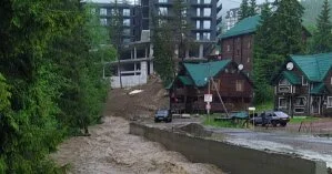 На Прикарпатье семья решила прогуляться по обваленной дороге и едва не погибла (видео)