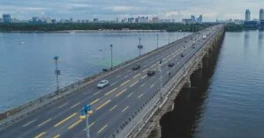 В Киеве патрульные спасли парня, пытавшегося покончить с собой на мосту Патона