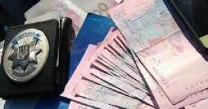 В Черкасской области полицейского поймали за вымогательство взятки у подчиненного