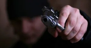 В Одессе мужчины вывезли женщину в лес, избили и забрали ценности