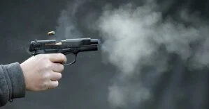 На Закарпатье двое парней зашли на завод и устроили стрельбу по работникам