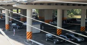 В Киеве горе-водитель припарковал машину поперек трамвайных путей