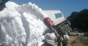 Под Полтавой грузовик с нефтью зацепил отбойник и слетел на обочину: фото и видео