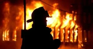 Во Львове под зданием полиции активистка облилась бензином и угрожала поджечь себя