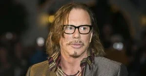 Помощник Микки Рурка прибыл в Украину и уже выбрал для актера место на сельском кладбище: фото