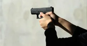 В Ивано-Франковске мужчина посреди улицы начал стрелять из пистолета