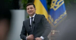 Зеленский в Запорожье подставил ладонь под саблю казака: видео рискового трюка