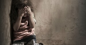 В Мелитополе мужчина заманил к себе домой и развратил двух десятилетних девочек