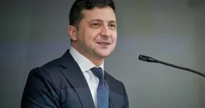 Зеленский под домом родителей в Кривом Роге рассказал, когда переедет с госдачи (видео)