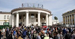 В метро объяснили огромную очередь возле станции