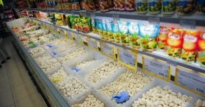 В Полтаве мужчина гулял по супермаркету и улегся спать в пельменях