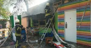 Под Киевом огонь охватил несколько магазинов на рынке возле ж/д путей (видео, фото)