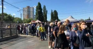 В киевском метро произошел сбой: пассажиры выстроились в очереди за билетами