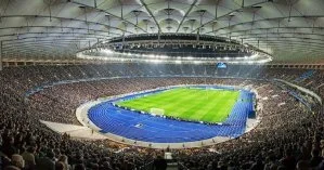 Наконец-то футбольные матчи могут пройти с фанами на трибунах