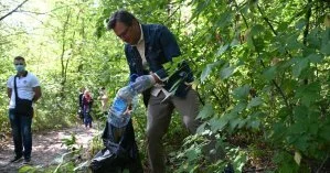 Кулеба и почти сотня дипломатов из МИД пошли убирать мусор в столице