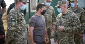 Похвалил еду военных и вручил им награды: Зеленский с рабочим визитом побывал в Донецкой области