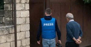 В Нагорном Карабахе под обстрел военных попали журналисты из разных стран, многие ранены (видео)