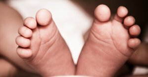 В Днепре женщина родила младенца в машине, патрульные сопроводили их в больницу: видео