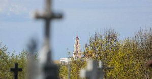 В Закарпатской области мужчина нарушил самоизоляцию и гулял по кладбищу