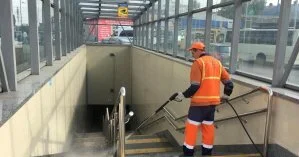 Киевские коммунальщики показали, как дезинфицируют остановки и улицы города (фото)
