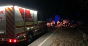 В Ивано-Франковской области фура с древесиной слетела в кювет и оборвала провода