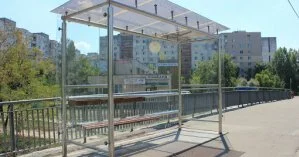 В Киеве стеклянная остановка разлетелась на осколки из-за велосипедиста: видео инцидента