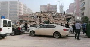 В Турции землетрясение разрушило десятки зданий и привело к мощному цунами (фото, видео)