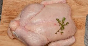 В Ивано-Франковске женщина купила курицу, которая засияла синим в темноте (фото)