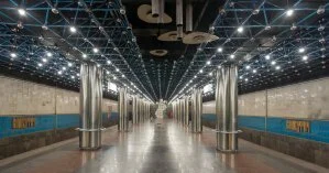 В киевском метро неадекват набросился на копа с баллончиком и ножом: его остановил пассажир с травматом