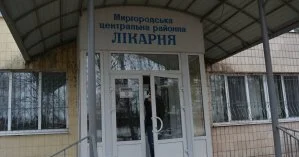 В Миргороде медики на руках носят между этажами тяжело больных COVID-19: видео