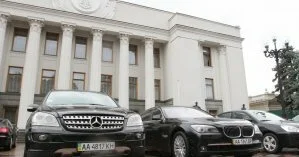 В Раде решили обновить автопарк и купили 14 элитных машин за 12,5 млн грн
