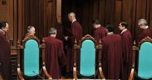 Рада отложила рассмотрение законов о роспуске Конституционного суда по просьбе Зеленского