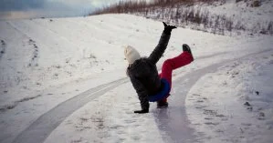 Спасатели предупредили жителей большинства областей об ухудшении движения на дорогах: как уберечься во время гололедицы