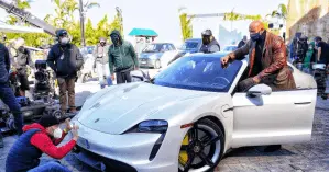 Дуэйн Джонсон не влез в Porsche на съемках комедийного боевика