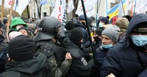 Потасовки под Радой: копы задержали активиста, который пытался устроить драку
