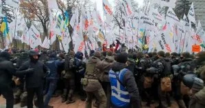 Предприниматели под Радой устроили стычки с полицией из-за провала закона о кассовых аппаратах (фото, видео)