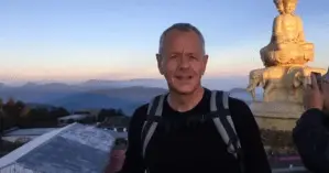 В Китае британский консул спас из воды тонущую девушку, пока местные жители наблюдали: видео