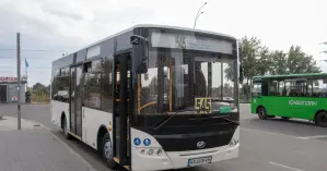В Киеве водитель маршрутки мыл ее грязной водой из лужи: видео