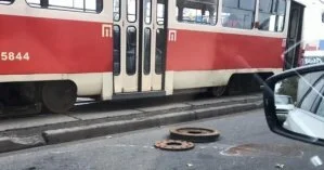 В Киеве трамвай на ходу потерял колесо