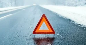 На трассе Киев-Одесса фура повисла над обрывом из-за