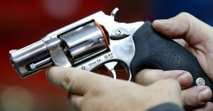 В Киеве мужчина на глазах у родственников попытался застрелить себя