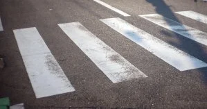 В Николаеве водитель чуть не сбил мужчину с ребенком, а потом набросился на него с кулаками