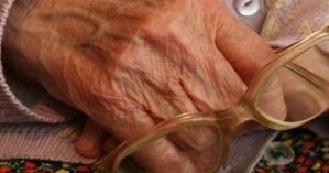 В Одесской области парень посреди улицы повалил бабушку на землю и отобрал сумку: видео