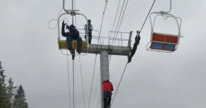 Возле горнолыжного курорта в Карпатах люди застряли на высоте: на помощь пришли спасатели